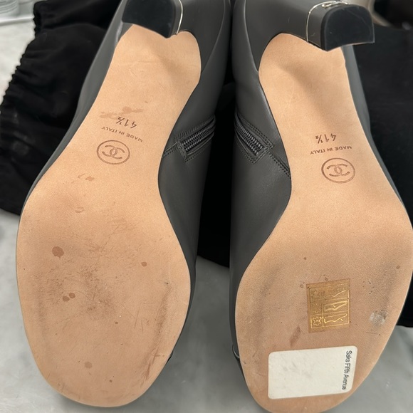 CHANEL ankle boot grey leather with black patent toe & CC logo on back of heel. - Picture 4 of 6